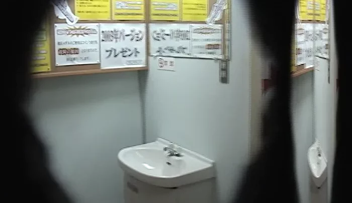 医科大学トイレ盗撮 – 女子学生のお漏らし現場を覗き見 のスクリーンショット 2