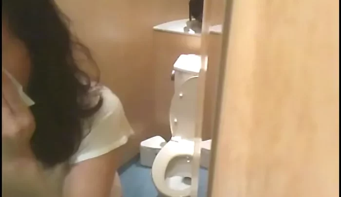 行列トイレ4 – 覗き穴無料ダウンロード、日本のトイレ盗撮、トイレ隠しカメラ、アジアの盗撮動画 のスクリーンショット 4