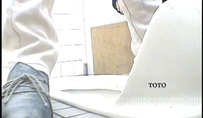 トイレ盗撮23 – 覗き穴から盗撮した女子トイレの無修正映像 のスクリーンショット 1
