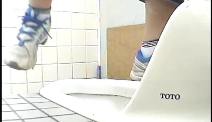 トイレ盗撮23 – 覗き穴から盗撮した女子トイレの無修正映像 のスクリーンショット 2