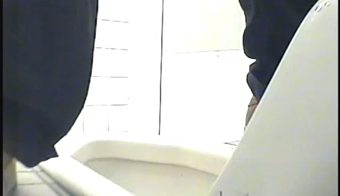 トイレ盗撮23 – 覗き穴から盗撮した女子トイレの無修正映像 のスクリーンショット 4