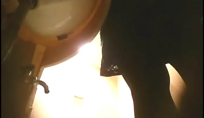 イタリアントイレ16 – 覗き穴から盗撮したトイレ盗撮映像 のスクリーンショット 2