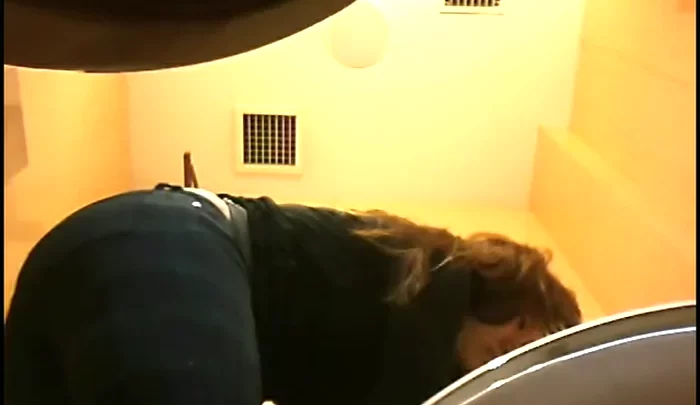 イタリアントイレ9 – 日本のトイレ盗撮、隠しカメラで覗かれる女性たちの用足し映像 のスクリーンショット 3