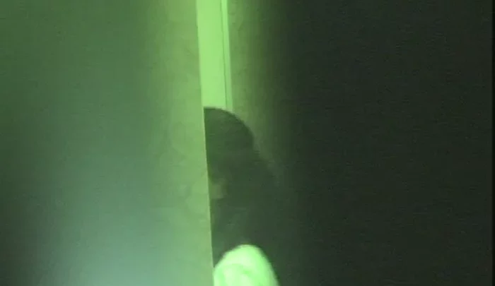 居酒屋トイレ11 覗き穴から盗撮 無修正隠しカメラ映像 暗視ナイトビジョン のスクリーンショット 1