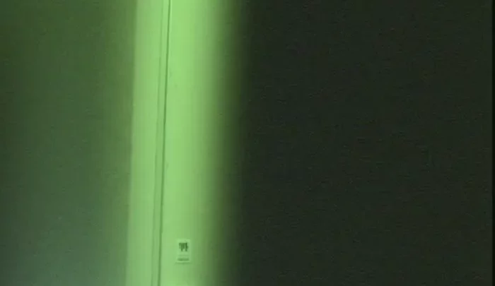 居酒屋トイレ盗撮16 覗き穴からの無修正映像 暗視カメラで捉えた女子の用足し のスクリーンショット 2