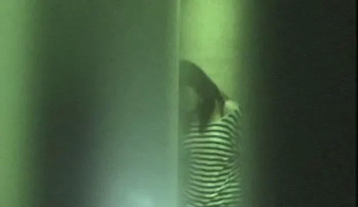 居酒屋トイレ盗撮25 – 覗き穴からの無修正隠しカメラ映像 夜間盗撮で捉えた女子トイレの瞬間 のスクリーンショット 1