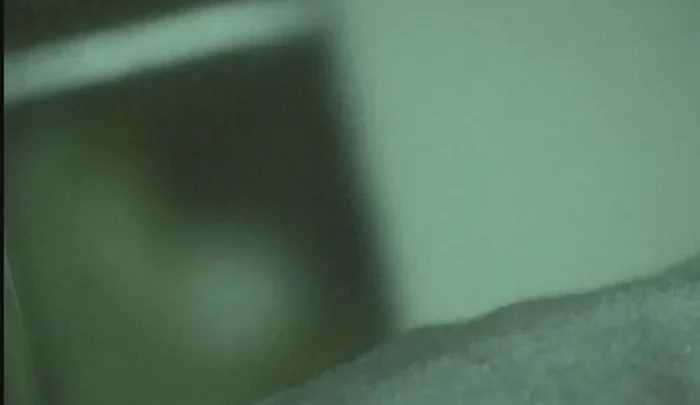 居酒屋トイレ盗撮6 – 覗き穴から撮影した隠しカメラ映像 夜間視覚モードで捉えた小便少女の無修正動画 のスクリーンショット 1