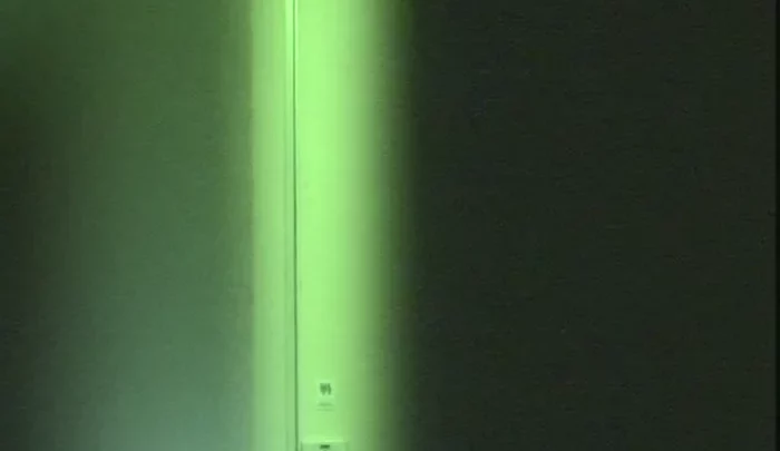 居酒屋トイレ盗撮6 – 覗き穴から撮影した隠しカメラ映像 夜間視覚モードで捉えた小便少女の無修正動画 のスクリーンショット 2