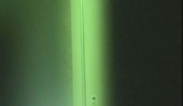 居酒屋トイレ8 – 覗き穴から盗撮した隠しカメラ映像 ナイトビジョンで捉えた小便少女の無修正動画 のスクリーンショット 3