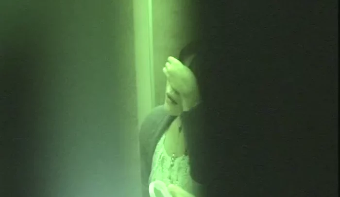 居酒屋トイレ8 – 覗き穴から盗撮した隠しカメラ映像 ナイトビジョンで捉えた小便少女の無修正動画 のスクリーンショット 4