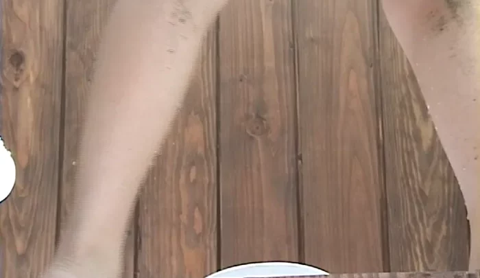 独占公開！海水浴場の和式トイレ盗撮 覗き穴からズームアップで羞恥の瞬間を捉えた衝撃作 のスクリーンショット 4