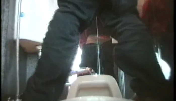 カラオケバーのトイレに仕掛けた隠しカメラで覗き見！盗撮ハプニング映像 のスクリーンショット 4