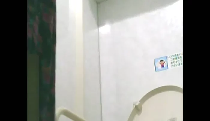 コンビニトイレ盗撮8 – 覗き穴から撮影した無修正隠しカメラ映像 のスクリーンショット 2