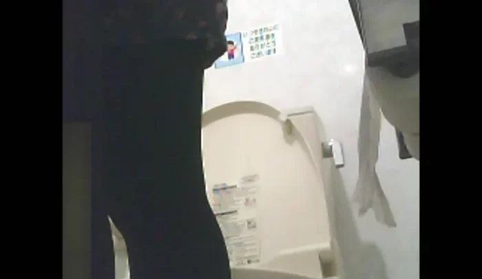 コンビニトイレ盗撮8 – 覗き穴から撮影した無修正隠しカメラ映像 のスクリーンショット 4