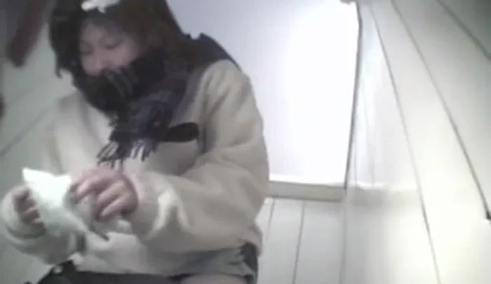 女子トイレ盗撮35 – 学校でお漏らしする女子生徒たちの隠し撮り映像 のスクリーンショット 1