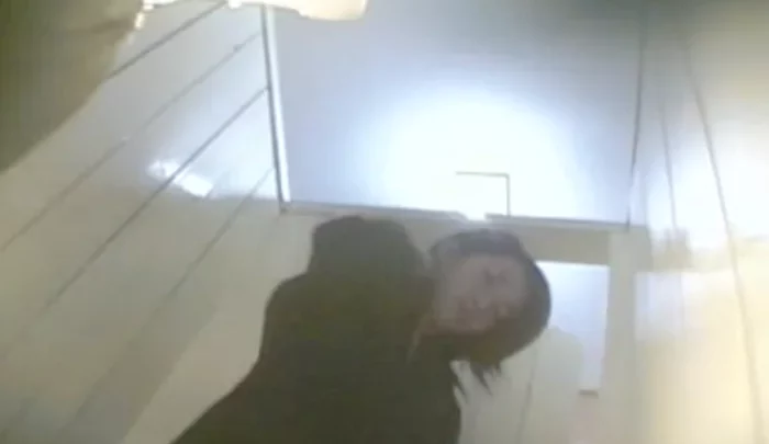 女子トイレ盗撮35 – 学校でお漏らしする女子生徒たちの隠し撮り映像 のスクリーンショット 4
