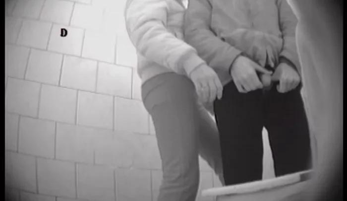 大学トイレ盗撮 ロシア人女子学生が個室で放尿する隠し撮り映像 のスクリーンショット 1