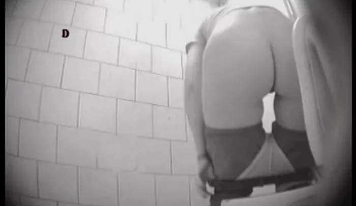 大学トイレ盗撮 ロシア人女子学生が個室で放尿する隠し撮り映像 のスクリーンショット 2