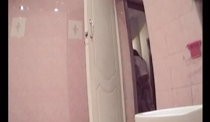 ロシアの大学トイレ盗撮 隠しカメラで捉えた女子の放尿シーン のスクリーンショット 1