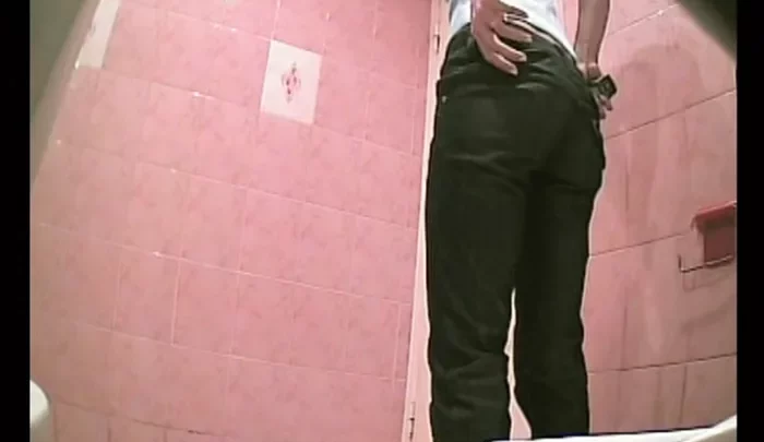 ロシアの大学トイレ盗撮 隠しカメラで捉えた女子の放尿シーン のスクリーンショット 4