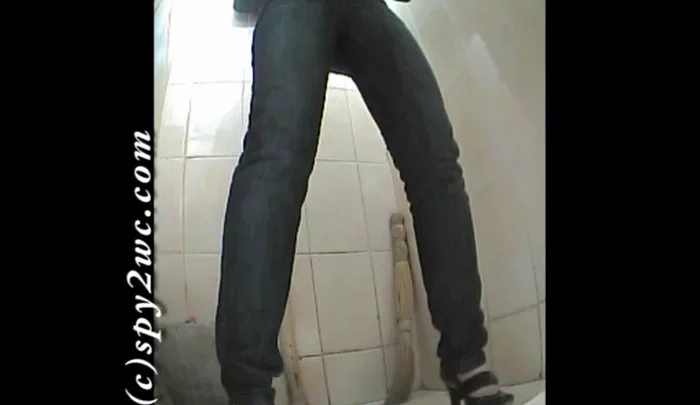 ロシアの大学トイレで女性がおしっこする隠し撮り映像 – 盗撮ビデオ のスクリーンショット 4