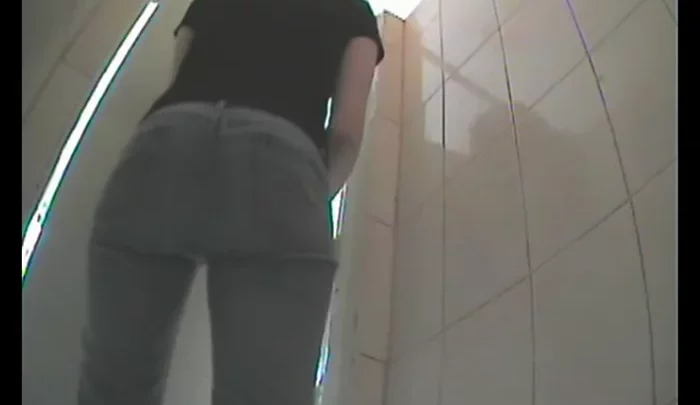 ロシアの大学トイレ盗撮 隠しカメラで捉えた女子の放尿シーン のスクリーンショット 3