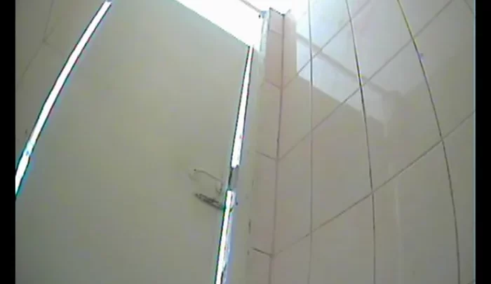 ロシアの大学トイレ盗撮 隠しカメラで捉えた女子の放尿シーン のスクリーンショット 4