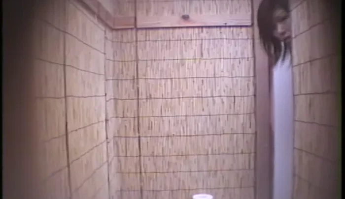 海の家トイレ盗撮 16 – ビーチハウスの覗き穴から撮影したトイレ盗撮映像 のスクリーンショット 2