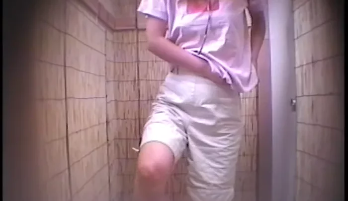 海の家トイレ盗撮 16 – ビーチハウスの覗き穴から撮影したトイレ盗撮映像 のスクリーンショット 3
