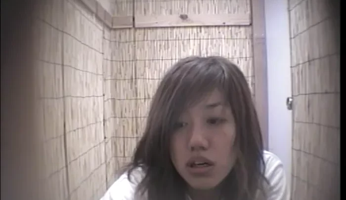 海の家トイレ盗撮 – 覗き穴から覗くプライベートな瞬間 のスクリーンショット 2