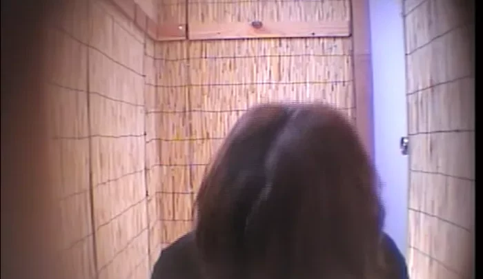 海の家トイレ盗撮 – 覗き穴から覗くプライベートな瞬間 のスクリーンショット 4