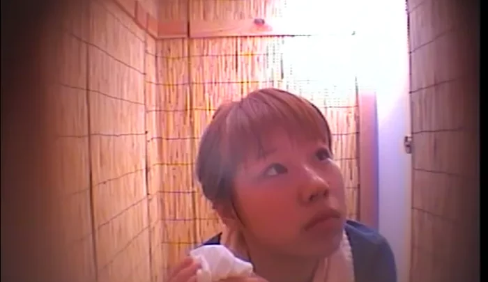 海の家トイレ盗撮27 – 覗き穴から覗く海の家トイレの様子 のスクリーンショット 2