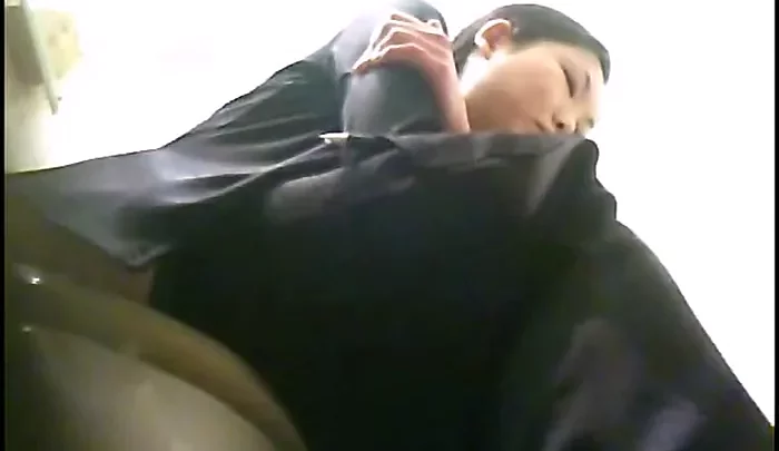 ファッショントイレ3 – 大阪のゲーセンで女子中学生が和式トイレで用を足す盗撮映像 のスクリーンショット 1
