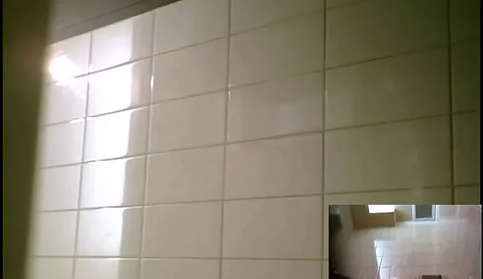 ファッショントイレ3 – 大阪のゲーセンで女子中学生が和式トイレで用を足す盗撮映像 のスクリーンショット 3