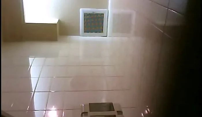 ファッショントイレ3 – 大阪のゲーセンで女子中学生が和式トイレで用を足す盗撮映像 のスクリーンショット 4