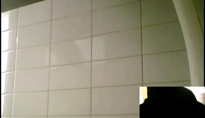 ファッショントイレ4 – 大阪ゲーセン近くのしゃがみ便所盗撮、女子中学生トイレ盗撮 のスクリーンショット 1