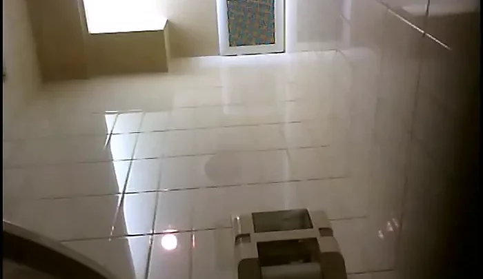 ファッショントイレ4 – 大阪ゲーセン近くのしゃがみ便所盗撮、女子中学生トイレ盗撮 のスクリーンショット 2