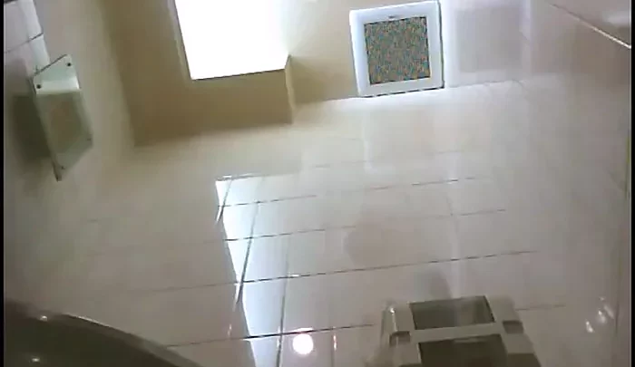 ファッショントイレ6 大阪のアーケードで女子中学生が和式トイレで用を足す盗撮映像 のスクリーンショット 3