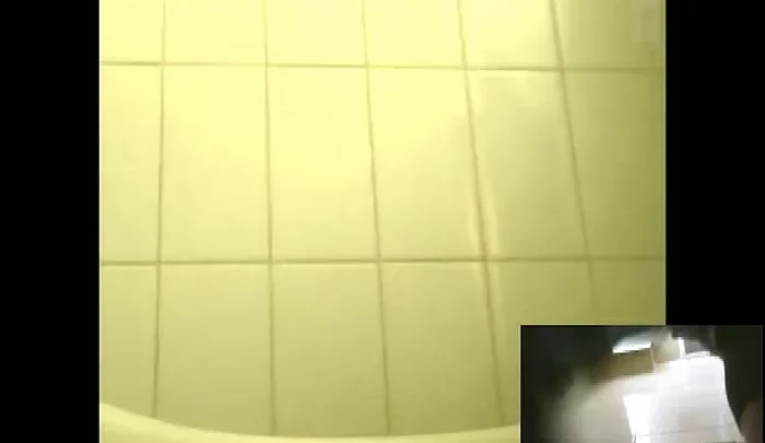 大阪のアーケードで盗撮された女子中学生のスクワットトイレ映像 のスクリーンショット 1