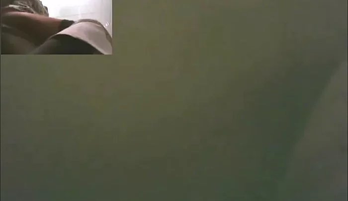 大阪のアーケードで盗撮された女子中学生のスクワットトイレ映像 のスクリーンショット 3