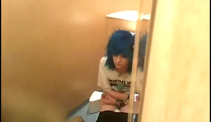 行列トイレ盗撮動画1 – 隠しカメラで捉えた素人女性のトイレ盗撮映像 のスクリーンショット 1