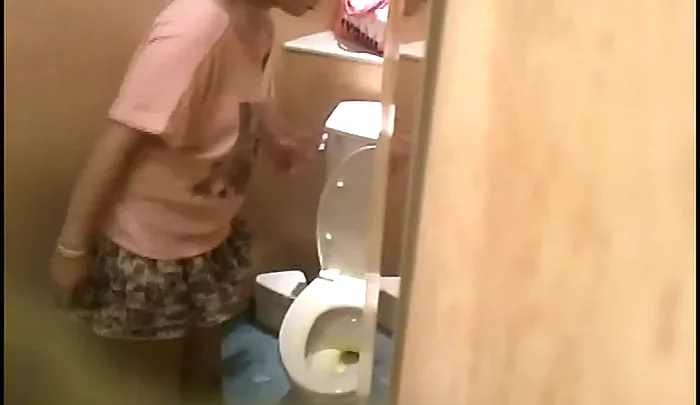 行列トイレ盗撮動画1 – 隠しカメラで捉えた素人女性のトイレ盗撮映像 のスクリーンショット 4