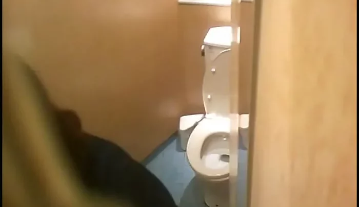 行列トイレ盗撮2 – 公衆トイレでの無許可盗撮映像 のスクリーンショット 1