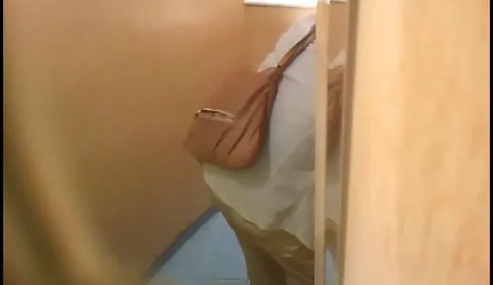 行列トイレ盗撮2 – 公衆トイレでの無許可盗撮映像 のスクリーンショット 2