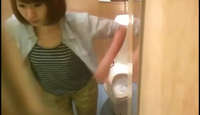 行列トイレ盗撮2 – 公衆トイレでの無許可盗撮映像 のスクリーンショット 3