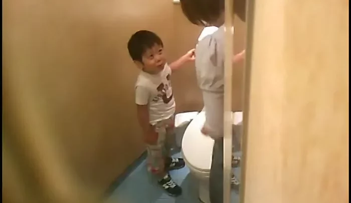 行列トイレ盗撮2 – 公衆トイレでの無許可盗撮映像 のスクリーンショット 4