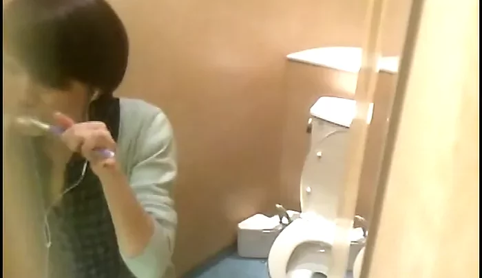 行列トイレ盗撮3 – 公衆トイレでの無許可撮影、隠しカメラで覗かれる羞恥の瞬間 のスクリーンショット 1