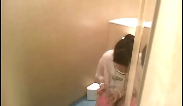 行列トイレ盗撮3 – 公衆トイレでの無許可撮影、隠しカメラで覗かれる羞恥の瞬間 のスクリーンショット 2
