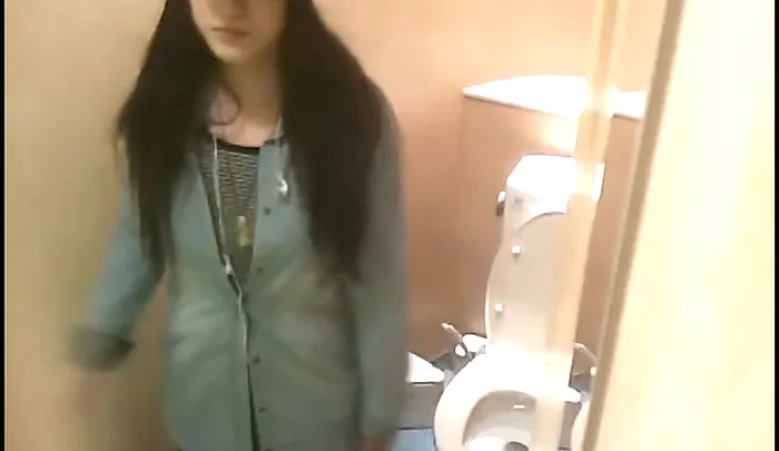 行列トイレ盗撮3 – 公衆トイレでの無許可撮影、隠しカメラで覗かれる羞恥の瞬間 のスクリーンショット 4