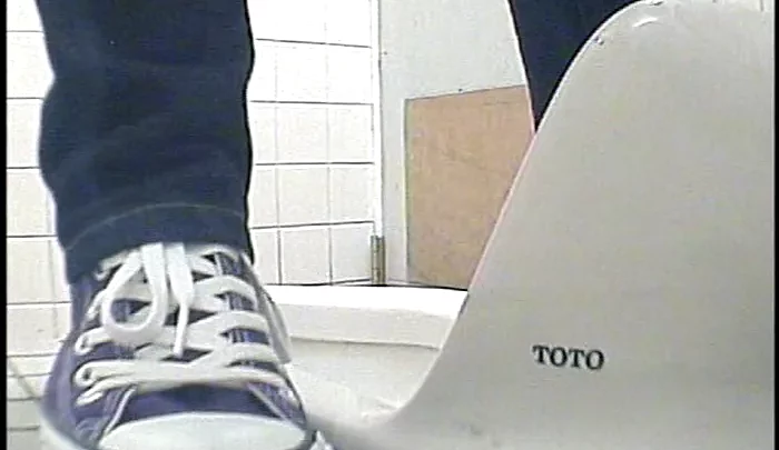 和式トイレ盗録2 隠しカメラで捉えたトイレでの無防備な女性たちの姿 のスクリーンショット 4